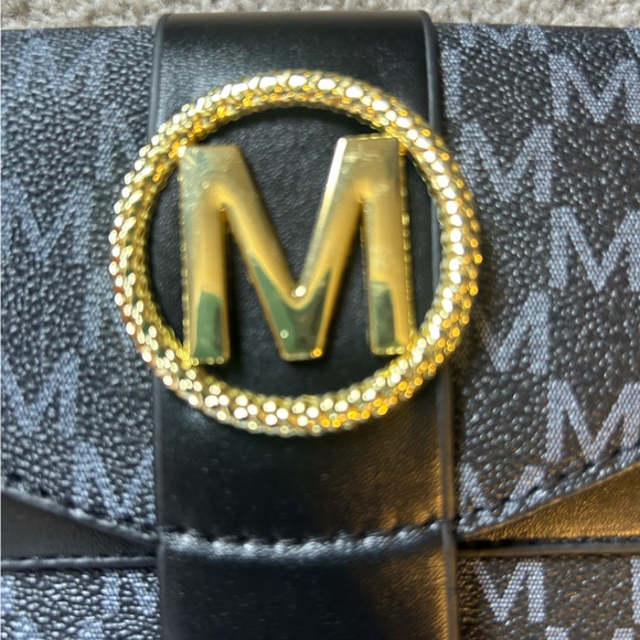 Elegant Black and Gray Women's Crossbody Bag - Picture 3 of 11